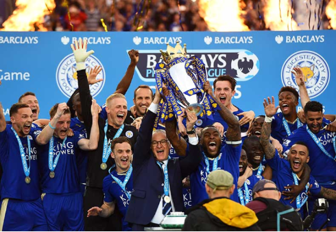 VIDEO: Khoảnh khắc Leicester nâng cúp vô địch Premier League