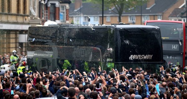 VIDEO: Cầu thủ MU sợ hãi khi xe bus bị CĐV West Ham tấn công