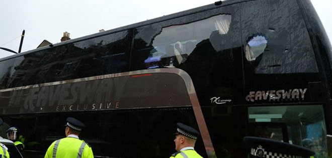 Xe buýt Man Utd bị tấn công bởi các CĐV West Ham