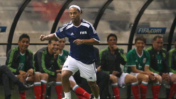 VIDEO: Pha bóng đẳng cấp của Ronaldinho khi tái xuất trước Mexico All-Stars