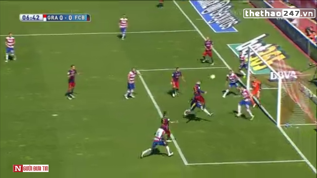 VIDEO: Pique đánh đầu cận thành, Fernandez xuất sắc cản phá