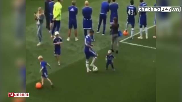 VIDEO: Cảnh chơi bóng đầy thú vị giữa Hazard và con trai