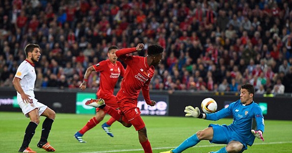 Liverpool gặp hàng loạt quyết định bất lợi trong trận thua Sevilla