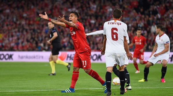 VIDEO: Trọng tài 3 lần từ chối thổi penalty cho Liverpool
