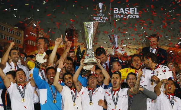 VIDEO: Sevilla ăn mừng chức vô địch Europa League thứ 3 liên tiếp