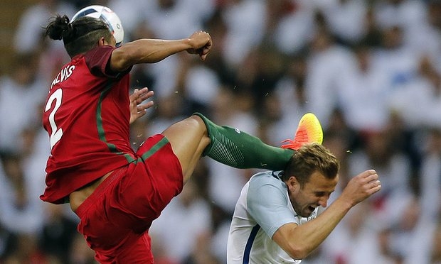 VIDEO: Pha cao chân kinh hoàng của hậu vệ Bồ Đào Nha vào mặt Harry Kane