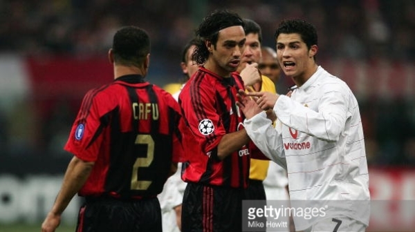 VIDEO: Hành động đáng quên của Ronaldo thời trẻ tại MU