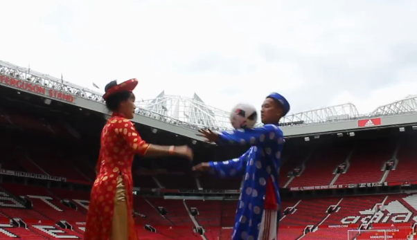 VIDEO: Cặp đôi Việt biểu diễn tâng bóng cực đỉnh ở Old Trafford