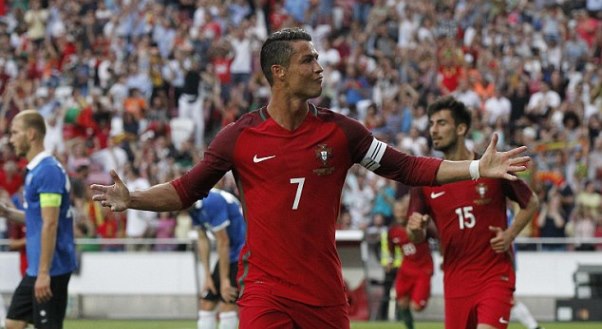 VIDEO: Ronaldo khởi động hoàn hảo cho Euro với 2 bàn thắng đẳng cấp