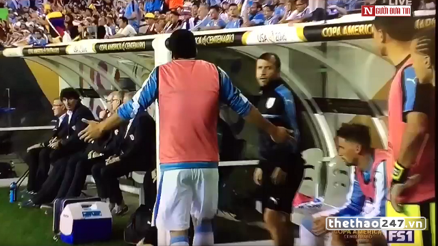 VIDEO: Phản ứng giận dữ của Luis Suarez khi không được vào sân thay người