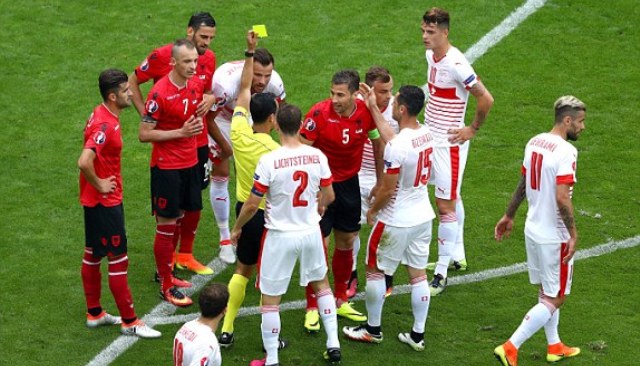 VIDEO: Tình huống dùng tay chơi bóng của cầu thủ Albania