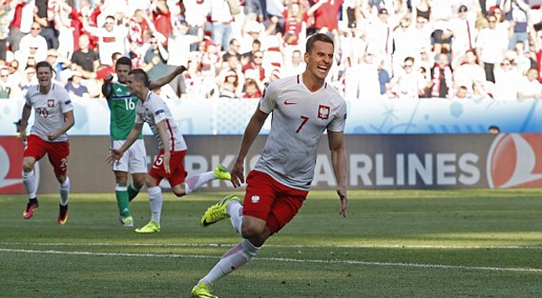 Lewandowski tịt ngòi, Ba Lan vẫn giành trọn 3 điểm trước Bắc Ireland
