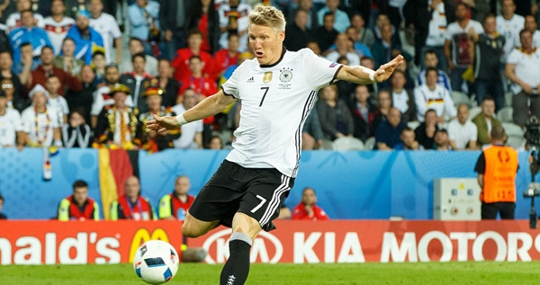 Schweinsteiger ghi bàn trong ngày san bằng kỉ lục của Lahm