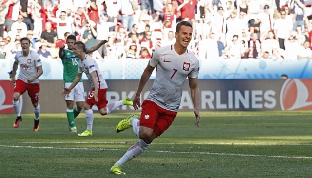 VIDEO: Milik dứt điểm hiểm hóc mở tỷ số trận đấu cho Ba Lan