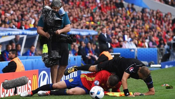 VIDEO: Tình huống Morata đốn ngã trọng tài biên