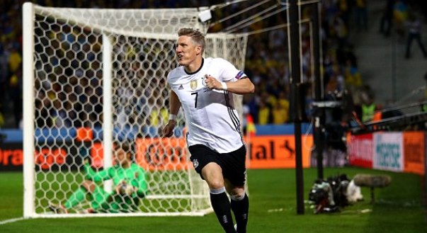 VIDEO: Schweinsteiger ghi bàn phút bù giờ ấn định tỷ số 2-0 cho tuyển Đức
