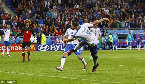 VIDEO: Pelle tung người bắt volley ấn định tỷ số cho Italia ở phút 92