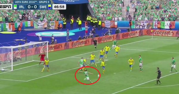 VIDEO: Hoolahan volley đẹp mắt mở tỷ số cho CH Ireland