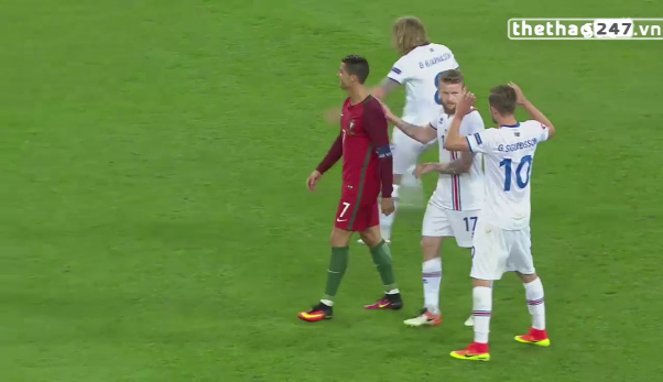 VIDEO: Cầu thủ Iceland tranh đổi áo với Ronaldo