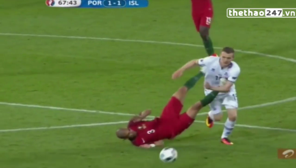 VIDEO: Hành động xấu xí của Pepe với cầu thủ Iceland