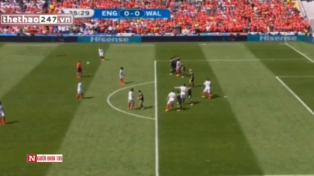 VIDEO: Tình huống sút phạt nguy hiểm của Rooney - phút 26