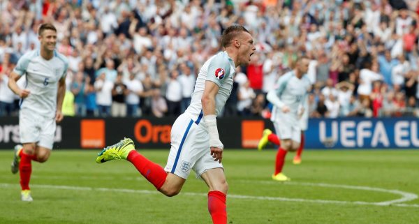 VIDEO: Jamie Vardy ghi bàn cân bằng tỷ số 1-1 cho tuyển Anh