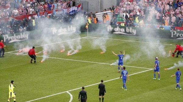 VIDEO: CĐV Croatia ném pháo sáng làm loạn trận đấu với CH Séc