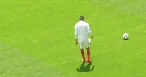 VIDEO: Pha biểu diễn mãn nhãn của Rashford trên sân tập luyện Anh