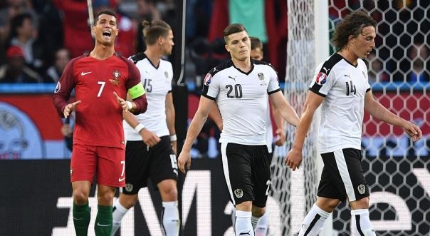 VIDEO: Ronaldo và đồng đội bất lực trước khung thành ma ám của Áo