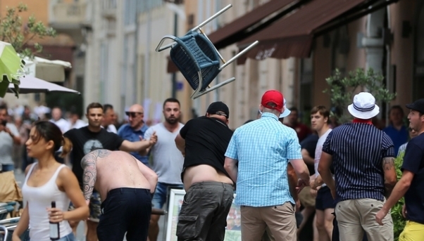 VIDEO: CĐV Anh bị Ultra Pháp tấn công ở Lyon