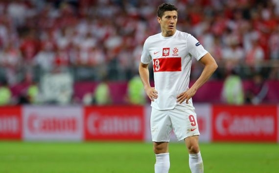 VIDEO: Lewandowski bỏ lỡ không tưởng khi đối mặt thủ môn Ukraine