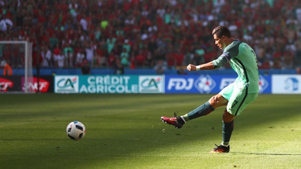 VIDEO: Ronaldo sút xa nguy hiểm từ khoảng cách 30m
