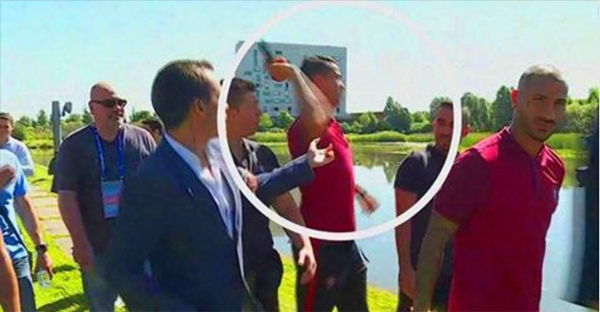 VIDEO: Ronaldo tức giận ném micro của phóng viên Bồ Đào Nha xuống hồ