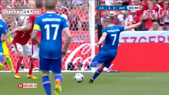 VIDEO: Cầu thủ Iceland sút dội xà ngang khung thành ĐT Áo