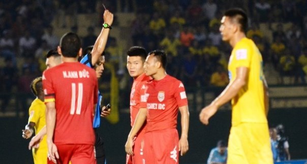 VIDEO: Trọng Hoàng nhận thẻ đỏ trực tiếp vì lỗi thô bạo với cầu thủ Thanh Hóa