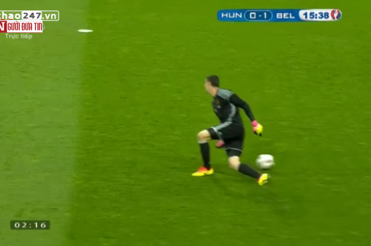 VIDEO: Courtois trượt chân hài hước khiến tuyển Bỉ suýt phải nhận bàn thua