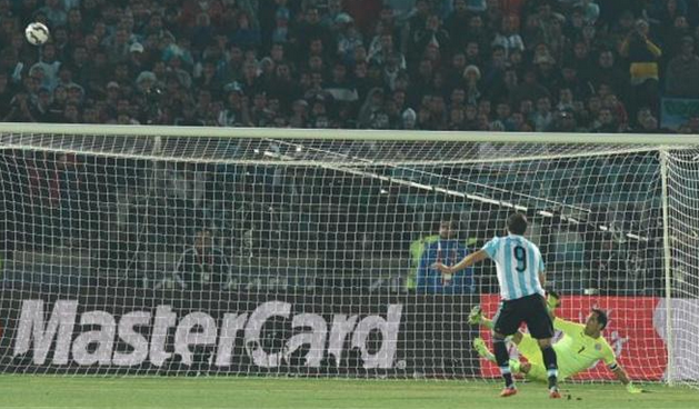 VIDEO: Higuain góp phần khiến Argentina 3 năm liên tiếp ôm hận