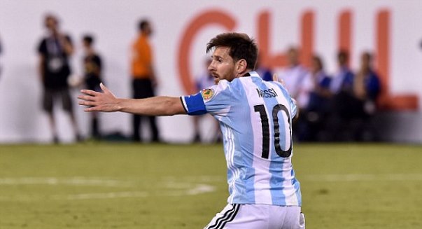 VIDEO: Messi đá hỏng ở loạt luân lưu 11m vs Chile