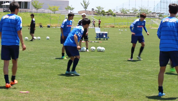 VIDEO: Công Phượng tập đá bóng ma 1 chạm cùng các đồng đội
