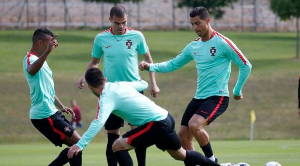 VIDEO: Ronaldo phô diễn kỹ thuật trên sân tập Bồ Đào Nha