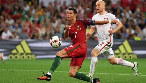 Pha bỏ lỡ không tưởng của Ronaldo khi đối mặt thủ môn Ba Lan