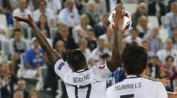 VIDEO: Tình huống để bóng chạm tay như... bán độ của Boateng trước Italia