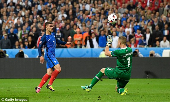 VIDEO: Griezmann bấm bóng kỹ thuật nâng tỷ số lên 4-0 cho ĐT Pháp