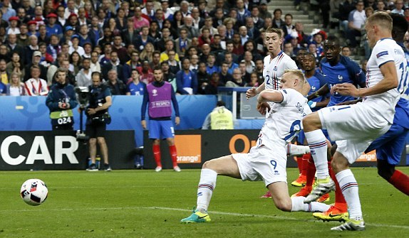 VIDEO: Sigthorsson rút ngắn tỷ số xuống còn 4-1 cho Iceland