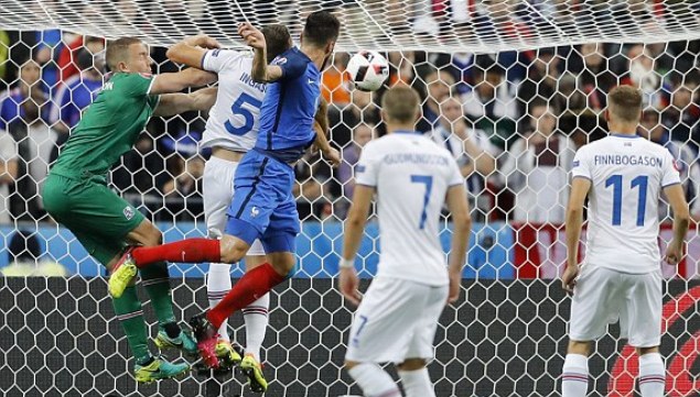 VIDEO: Giroud đánh đầu nâng tỷ số lên 5-1 cho ĐT Pháp