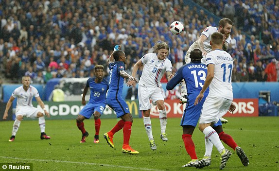 VIDEO: Iceland rút ngắn tỷ số xuống 2-5 ở phút 84