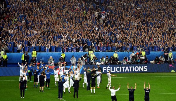 VIDEO: Phản ứng tuyệt vời của người Iceland sau trận tứ kết với Pháp