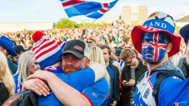 VIDEO: CĐV chào đón ĐT Iceland trở về như những chiến binh