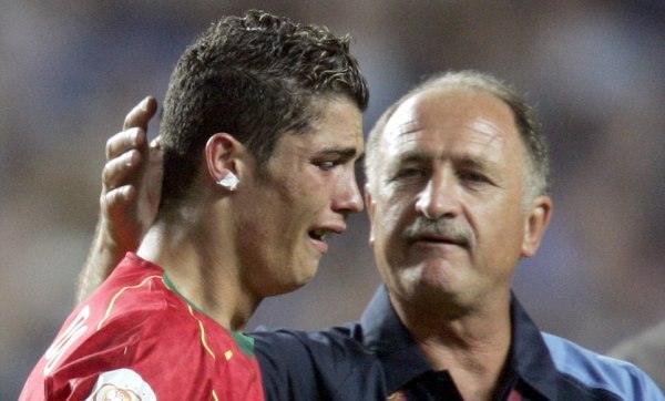 12 năm trước, Ronaldo khóc nức nở sau thất bại ở chung kết Euro 2004