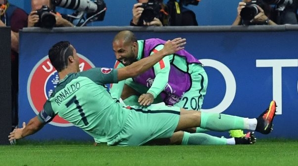VIDEO: Ghi bàn bất ngờ, Ronaldo suýt quên màn ăn mừng quen thuộc